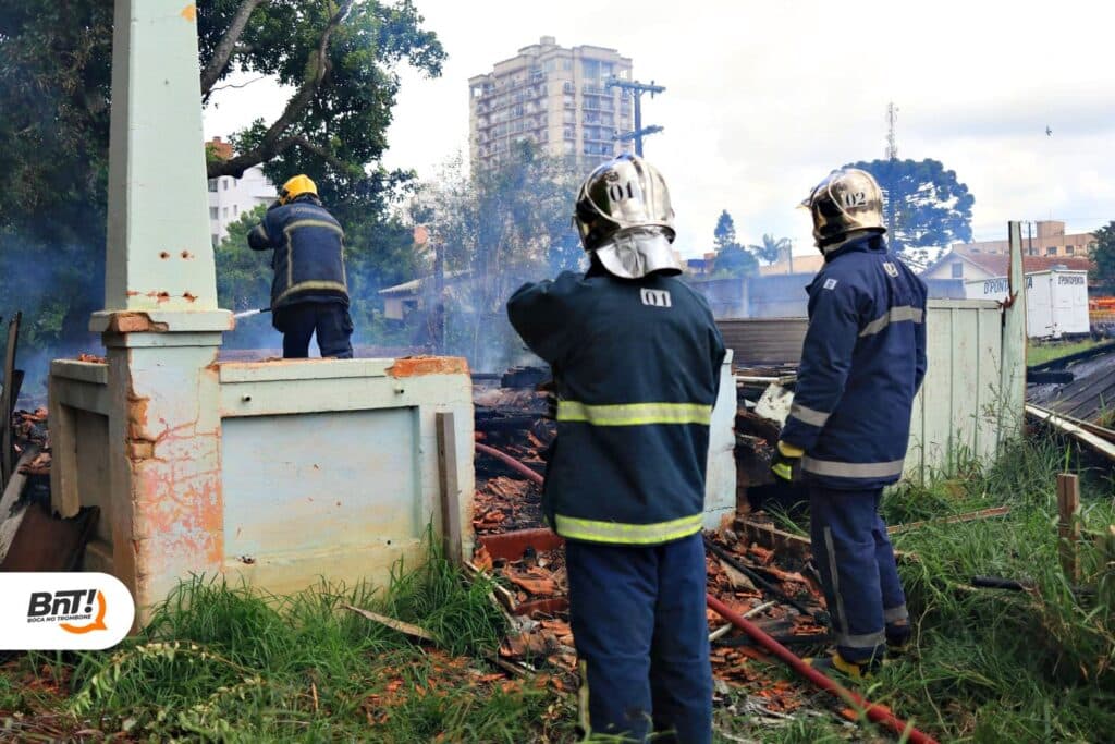 Bombeiros combatem incêndio em residência no Jardim Carvalho