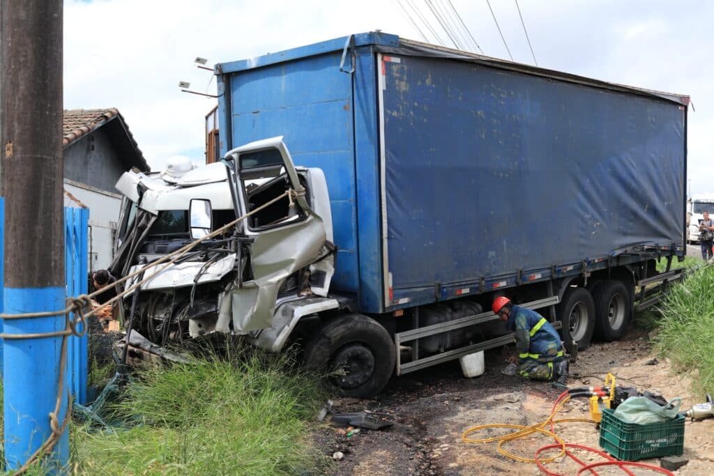 Caminhoneiro perde o controle e caminhão sai da pista em ultrapassagem na BR-376