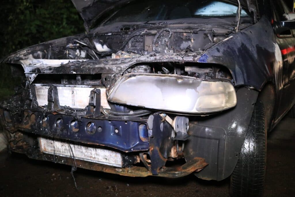 Carro emprestado pega fogo em bairro de PG