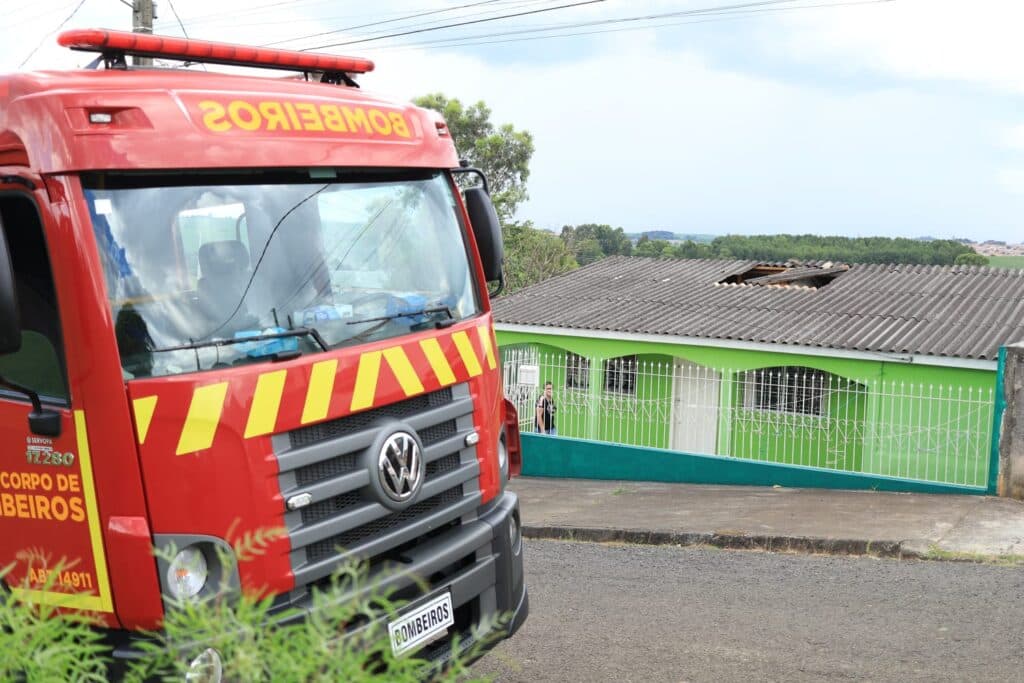 Forte rajada de vento destelha casa em PG
