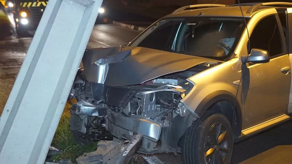 Jovem colide contra poste em rodovia de PG