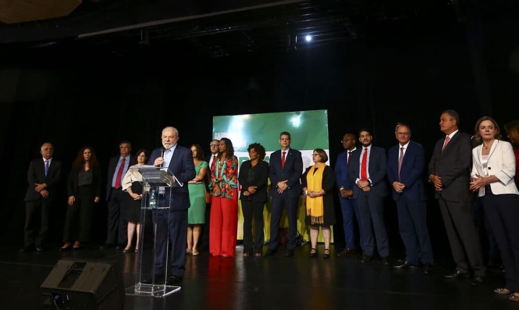 Lula anuncia mais 16 ministros da futura gestão