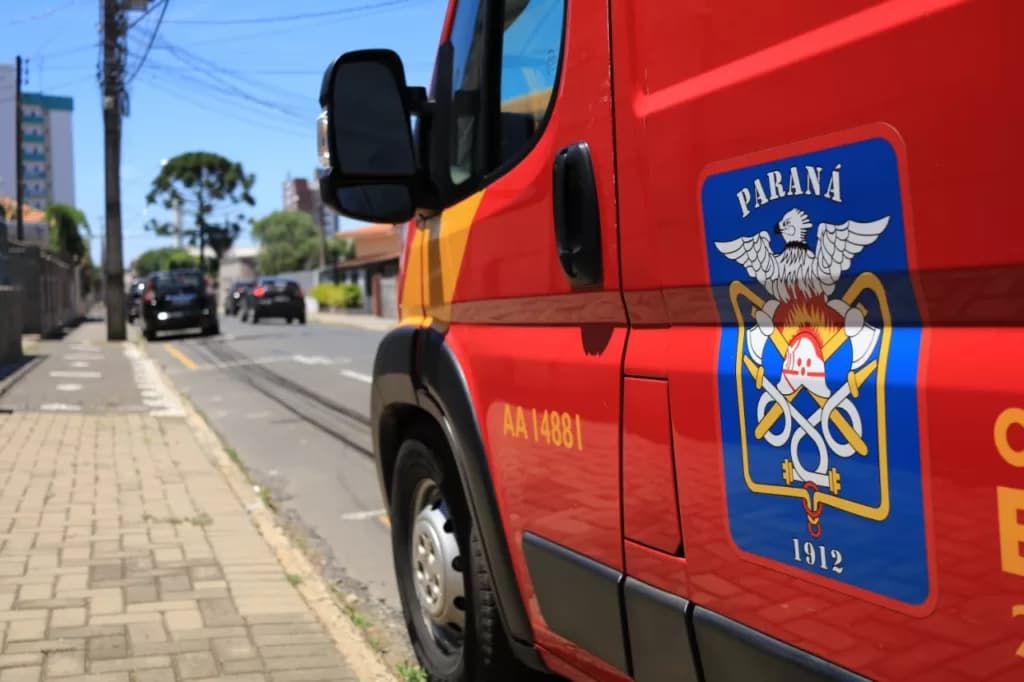 Motociclista perde o controle e bate contra muro de residência em PG