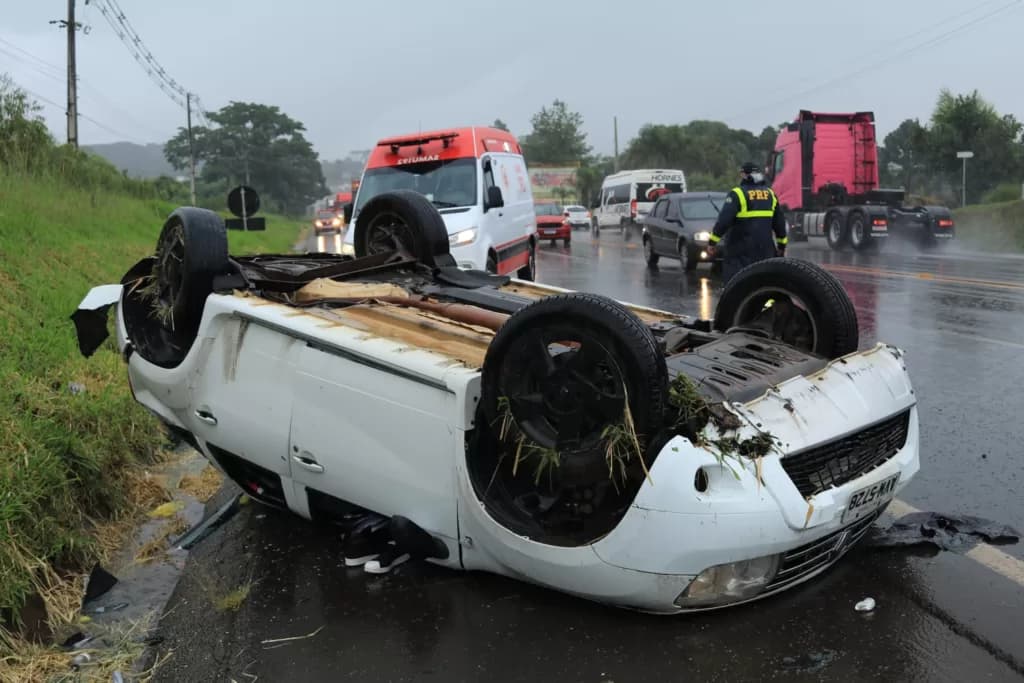 Motorista perde controle de carro, bate no barranco e capota na Souza Naves