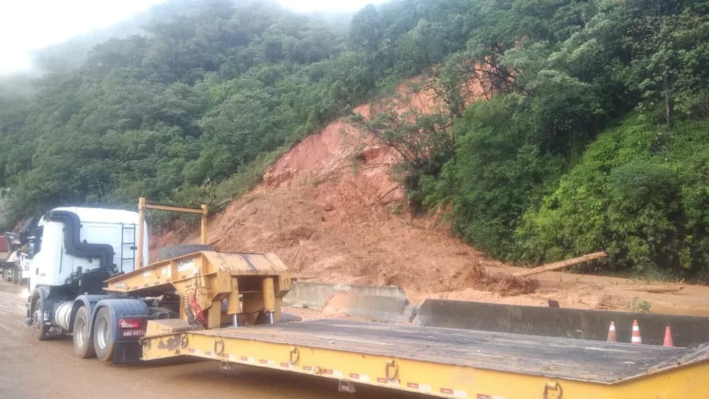 Rodovia BR-376 permanece interditada após queda de barreiras