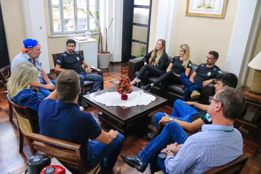 Prefeito de Tibagi recebe novos contratados da Delegacia de Polícia Civil do município