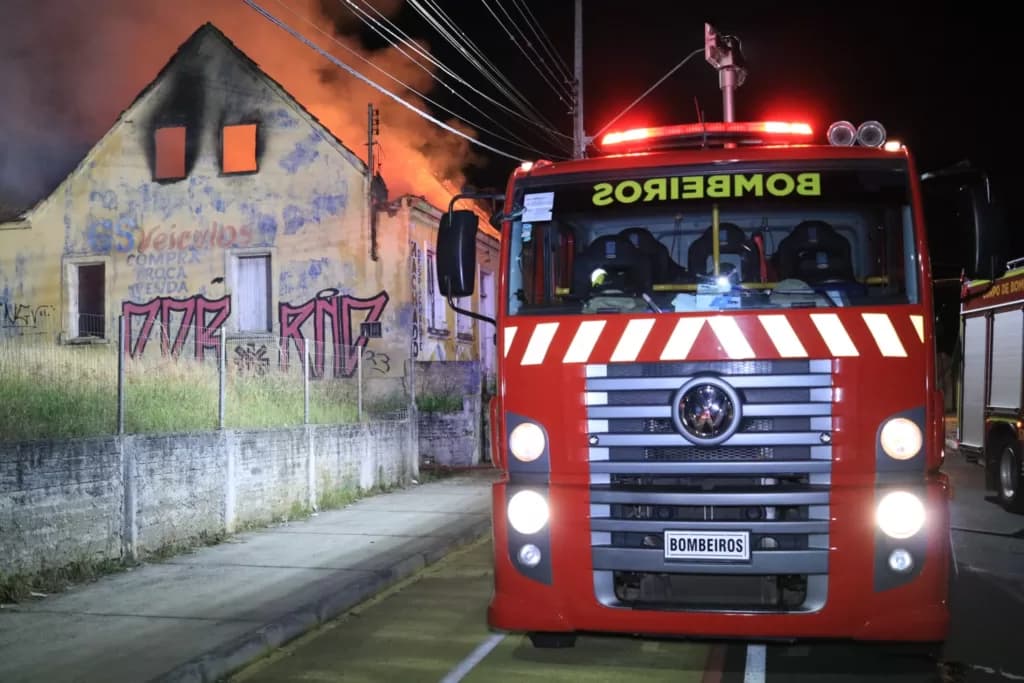 Fogo atinge antiga casa abandonada em bairro de PG