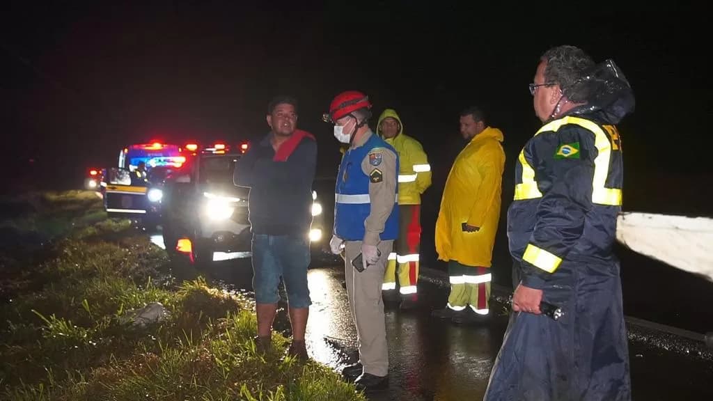 Homem fica ferido após tombamento de caminhão em rodovia de PG