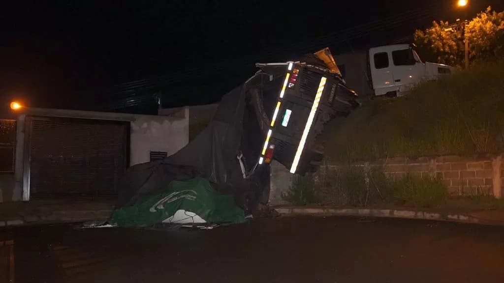 Sem freios, caminhão segue desgovernado e tomba em bairro de PG