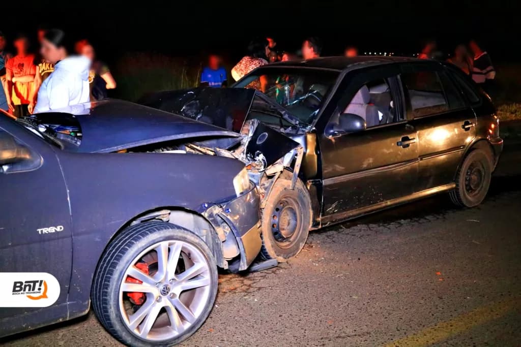 Três pessoas sofrem ferimentos após colisão entre veículos em PG