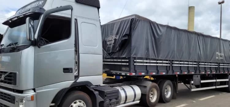 Polícia apreende caminhão que transportava cigarros do Paraguai em PG