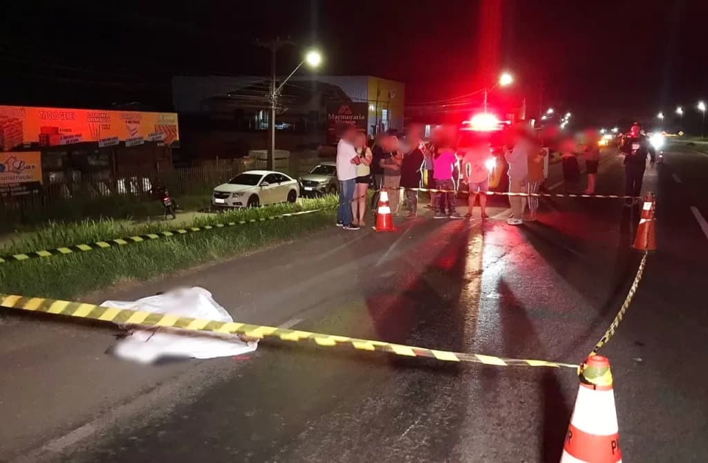 URGENTE: mulher tenta atravessar rodovia e morre atropelada na entrada de Carambeí