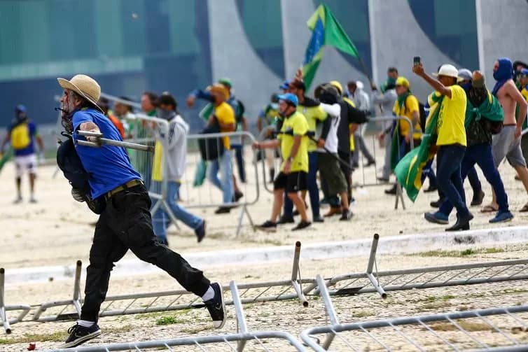 Mais de 1400 manifestantes foram presos em Brasília após atentados