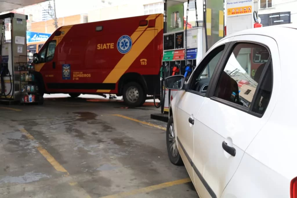 Motorista atropela mulher ao entrar em posto de gasolina no centro de PG
