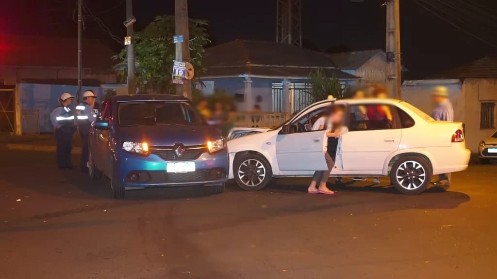 Caminhonete parada bloqueia visão de motorista e causa acidente em PG