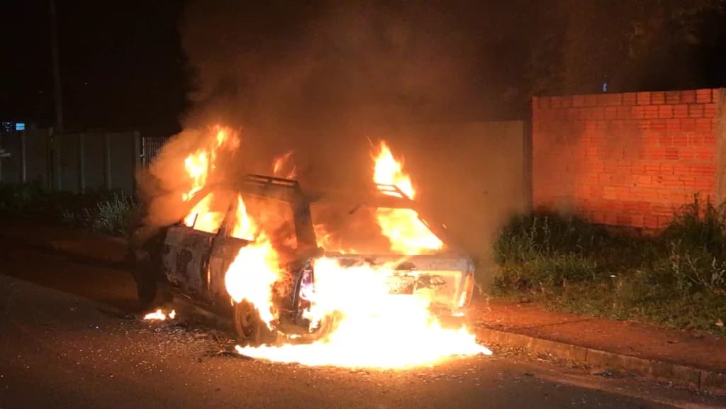 Motorista foge ao atropelar adolescente e tem veículo incendiado no Costa Rica em PG