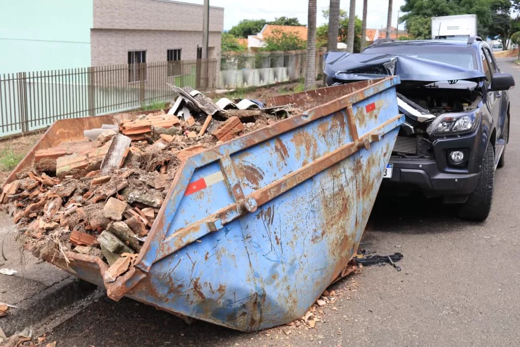 Caminhonete colide com caçamba de entulhos em bairro de Ponta Grossa