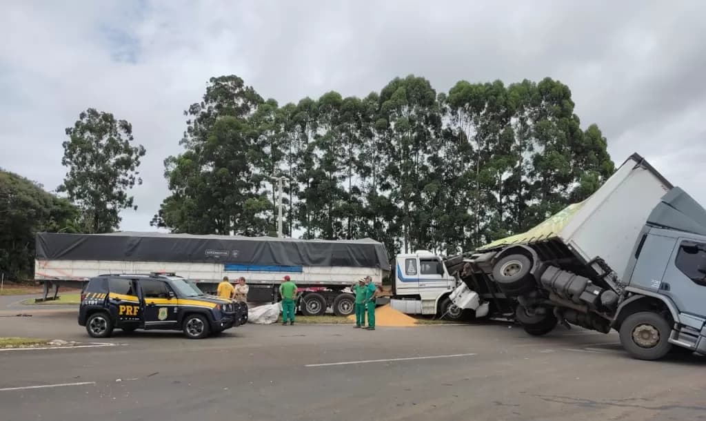 Caminhões carregados se envolvem em acidente no trevo de entrada de cidade da região