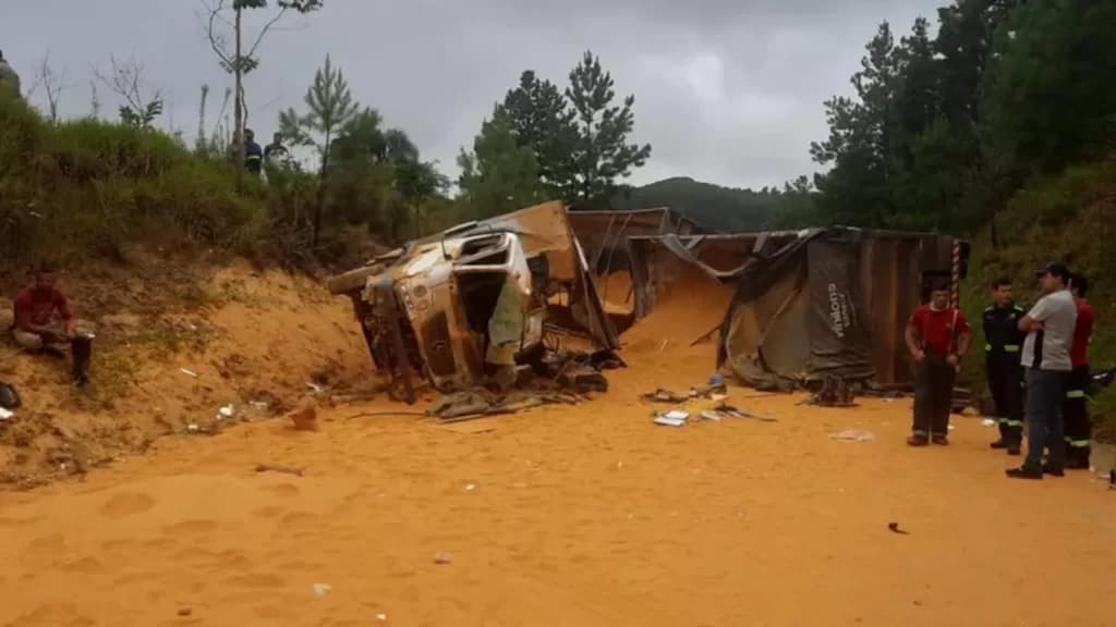 Polícia investiga morte de quatro pessoas em acidente grave na região