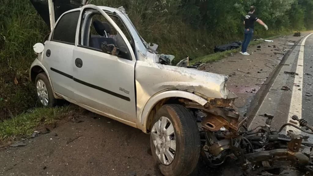 Acidente grave ‘divide carro’ e mata uma pessoa no RS