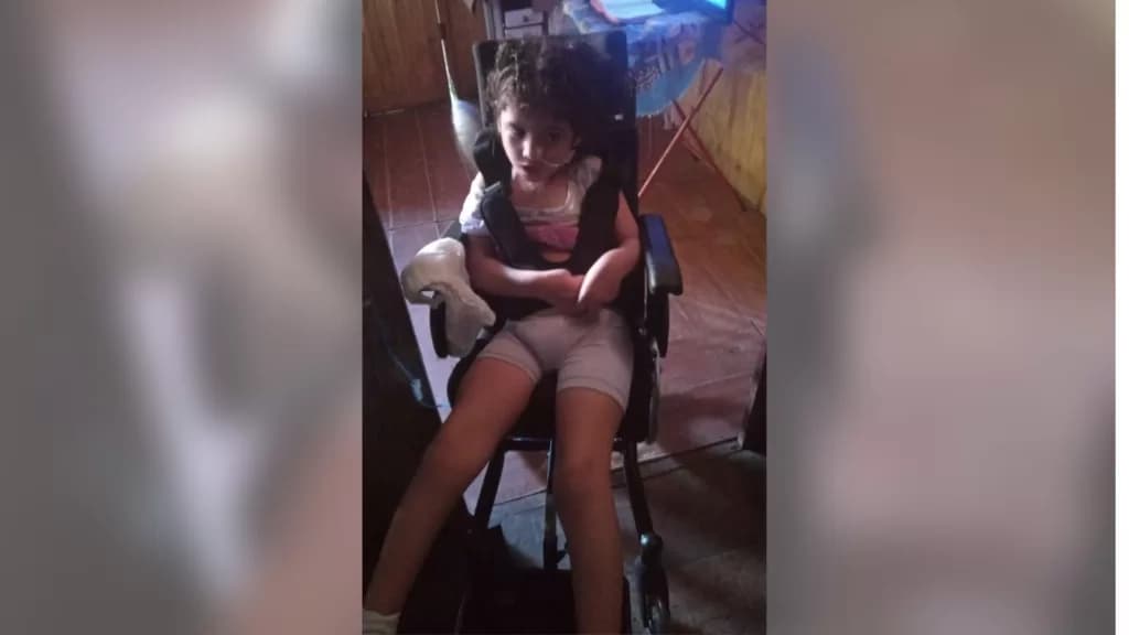 Sofia recebe cadeira de rodas especial de Moto Clube de PG