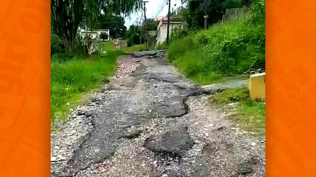 Moradores denunciam rua em estado de abandono à duas quadras da Prefeitura