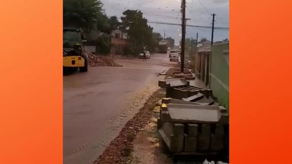 Moradores do bairro Santo Antônio denunciam alagamentos e transtornos por conta de obra parada