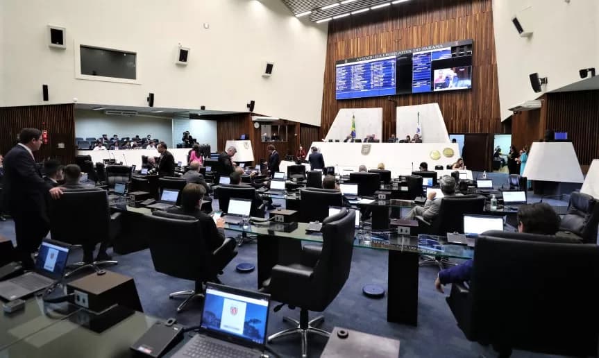 Assembleia proíbe que recrutadores de agências de modelo entrem em escolas públicas do Paraná