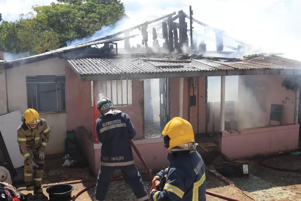 Incêndio destrói por completo residência em bairro de PG