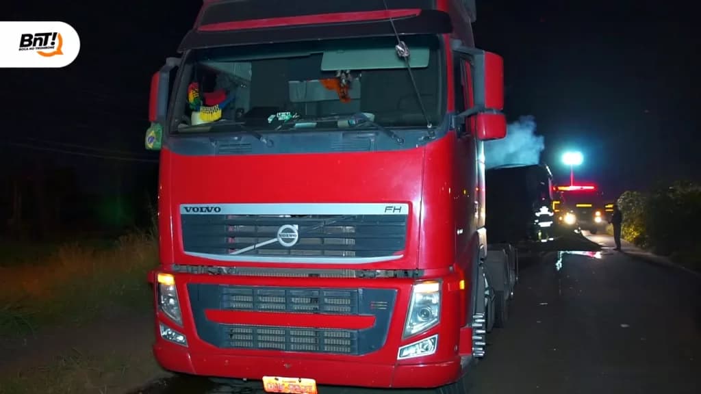 Caminhão roubado pega fogo e criminosos abandonam veículo em Ponta Grossa