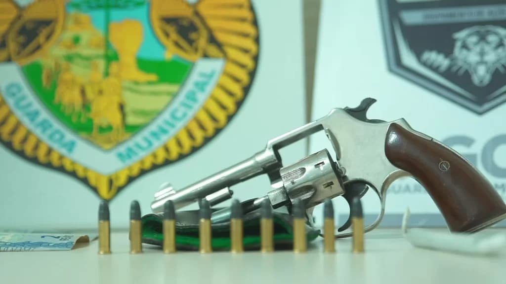 Guarda Municipal prende homem que andava armado na rua