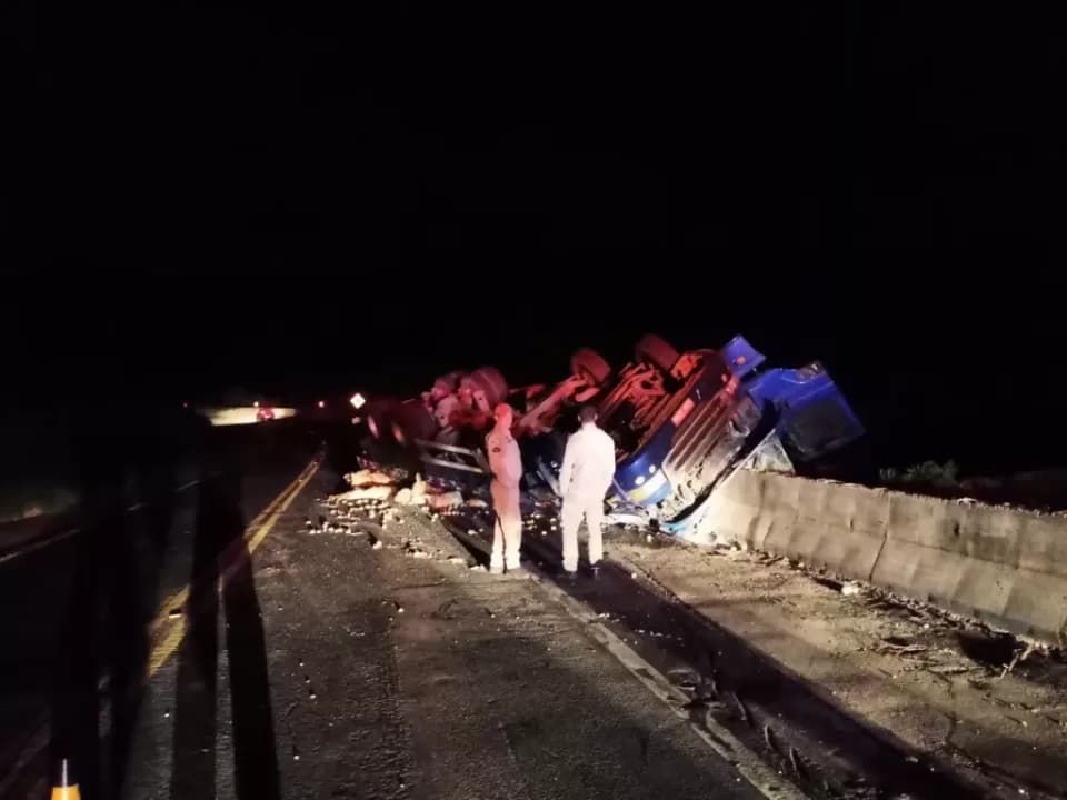 Caminhoneiro morre em grave acidente na PR-151