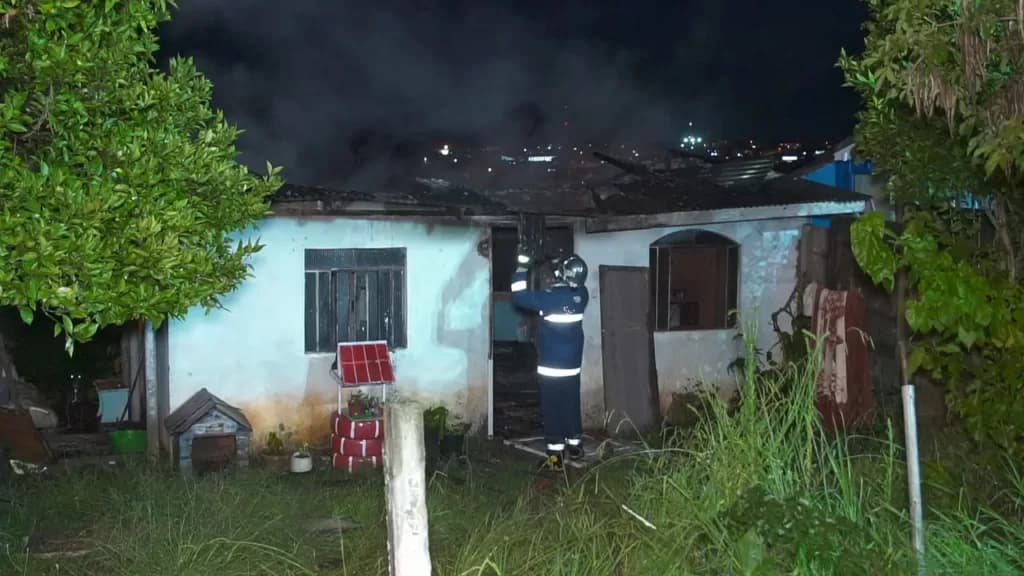 Residência de homem internado na UTI é consumida por chamas em PG. Suspeita é de incêndio criminoso