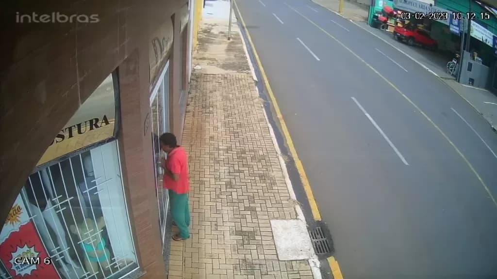 Câmeras de segurança flagram homem furtando comércio em bairro de PG. Veja imagens