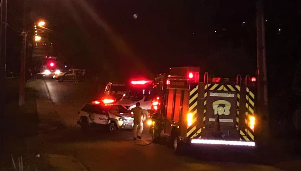 URGENTE: Homem surta e mantém a própria mãe em cárcere privado em bairro de PG