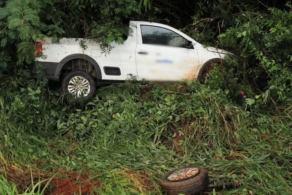 Motorista perde controle de veículo, ultrapassa barreira e cai em matagal na BR-376 em PG