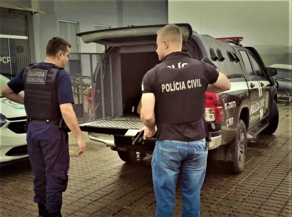 Homem investigado por estupro e tráfico de drogas é preso dentro de mercado em Castro