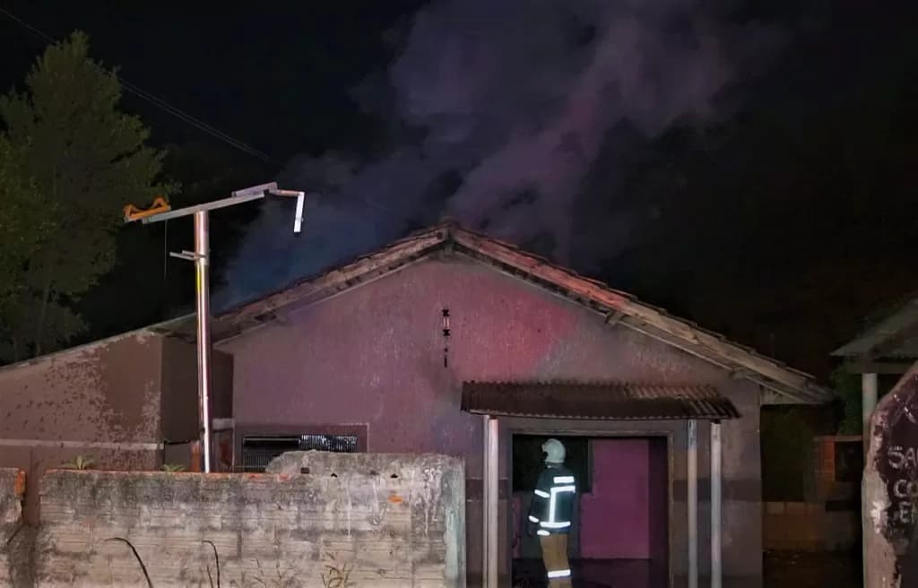 Incêndio atinge residência abandonada em bairro de Ponta Grossa