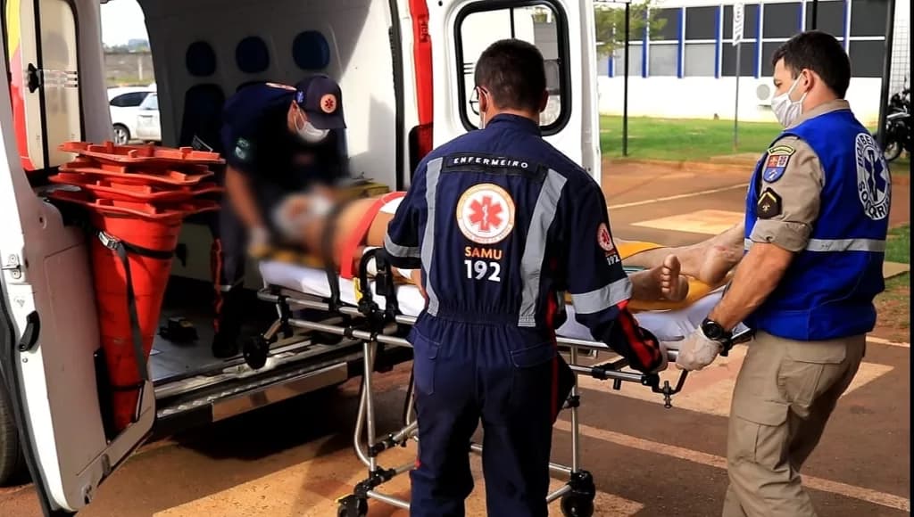 Homem fica em estado grave após ser esfaqueado em briga de família em PG