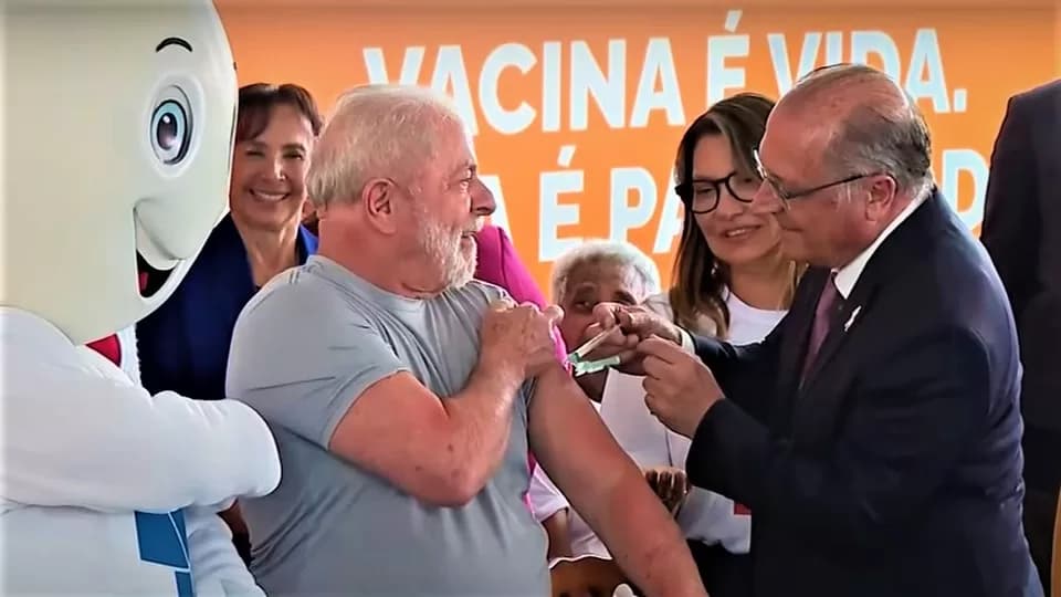 Alckmin vacina Lula em campanha de lançamento da quinta dose contra a Covid-19