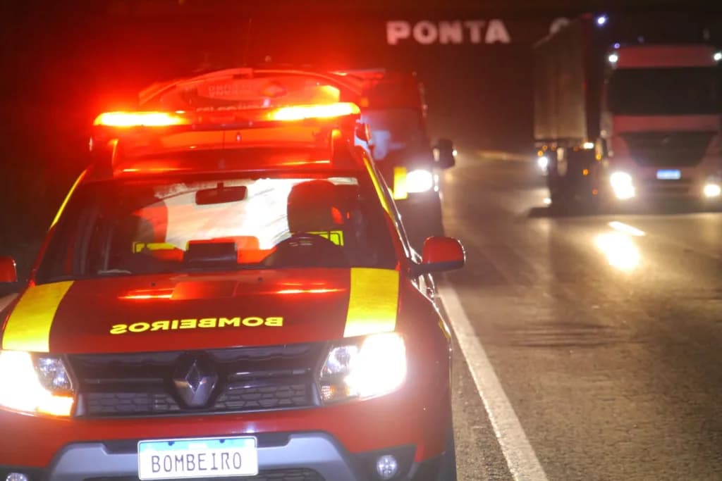 Carro colide com traseira de veículo após caminhão atingi-lo na PR-151 em PG