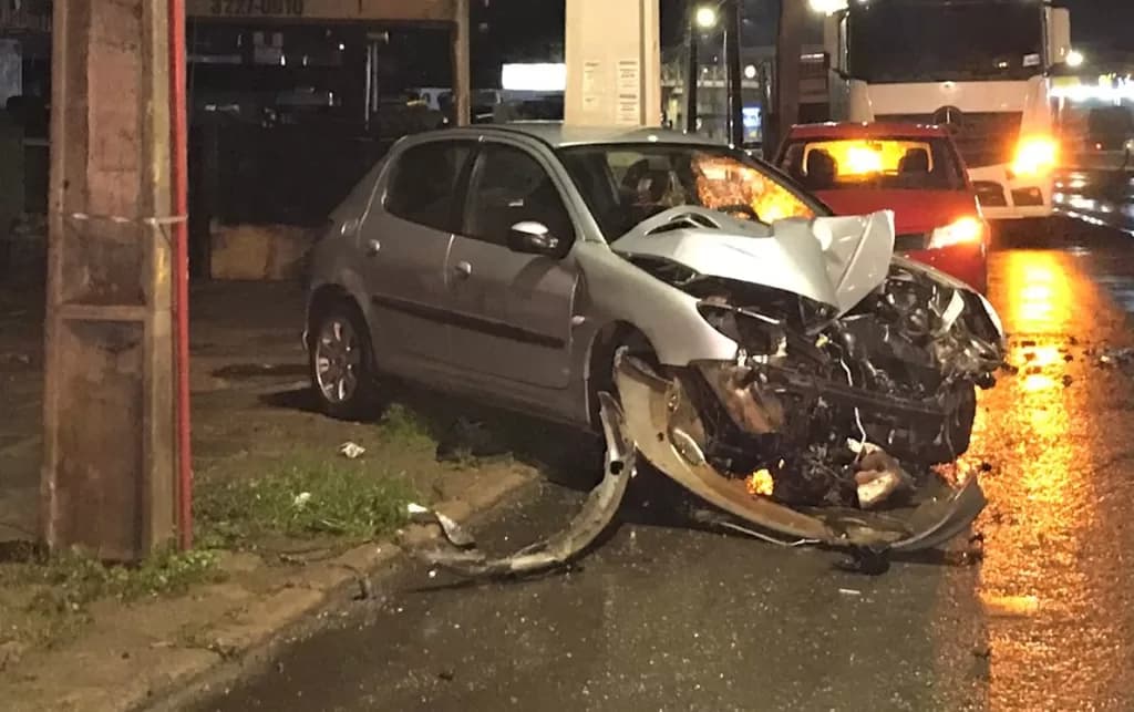 Motorista perde controle, bate em caminhão e colide contra poste na Souza Naves