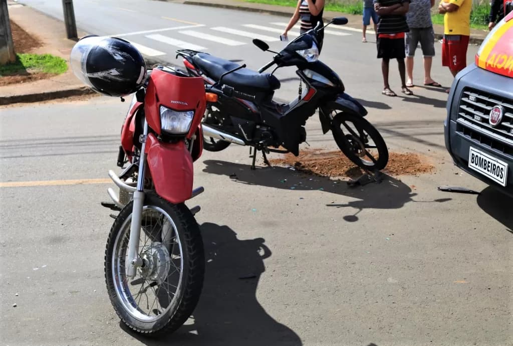 Em rua sem sinalização, motociclista fura preferencial e colide com outra moto em PG