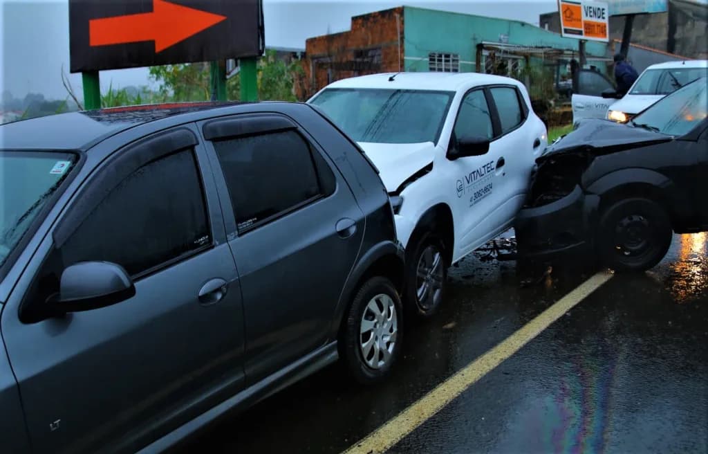 Motorista perde controle de veículo e causa colisão tripla na Visconde de Taunay