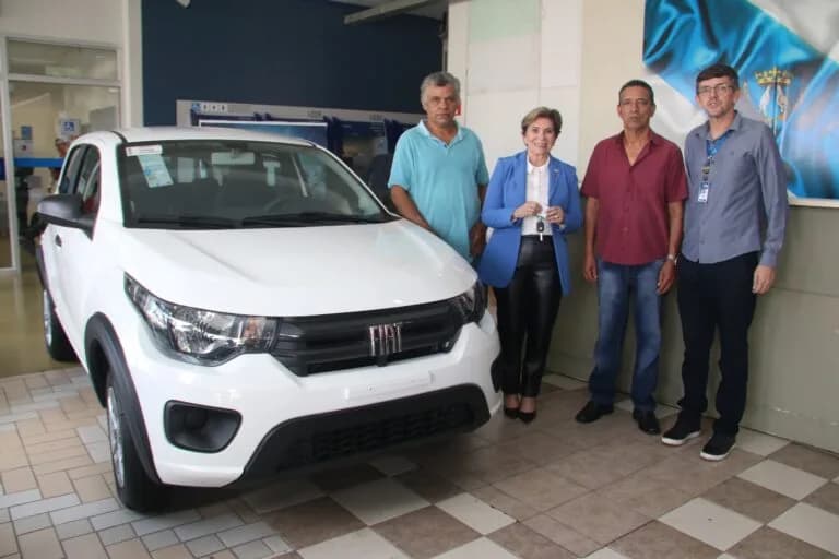 Prefeitura de PG entrega carro e moto da campanha IPTU Premiado