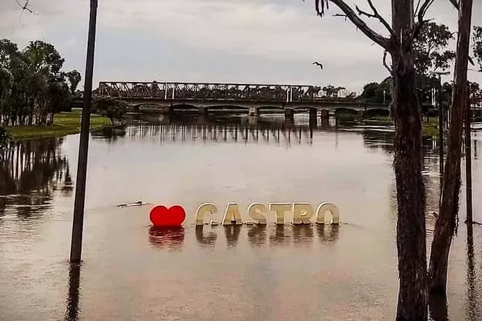 Chuvas fazem nível do Rio Iapó subir e causa alagamentos em Castro. Veja fotos