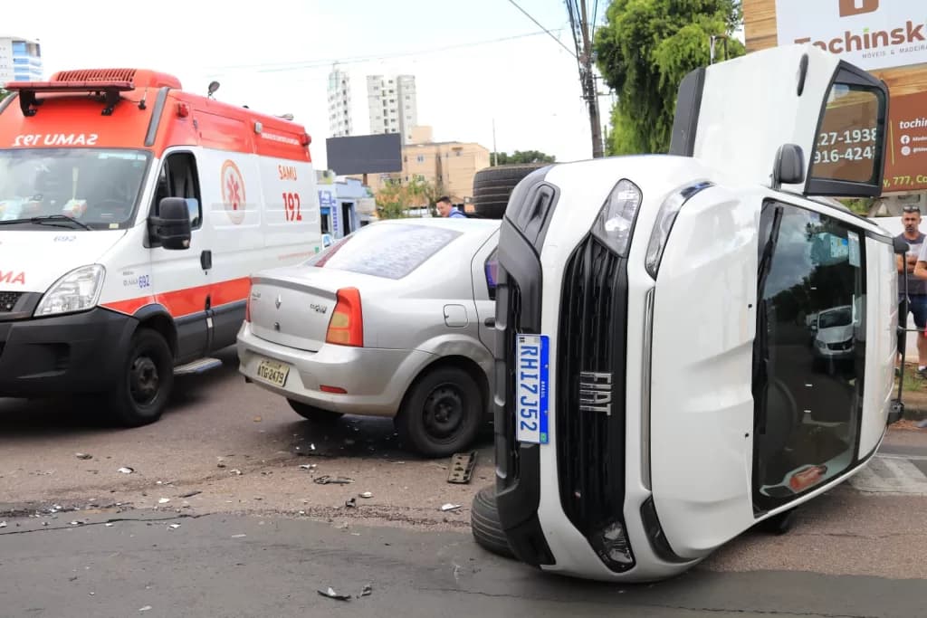 Motorista colide com dois veículos em cruzamento de avenida de Ponta Grossa