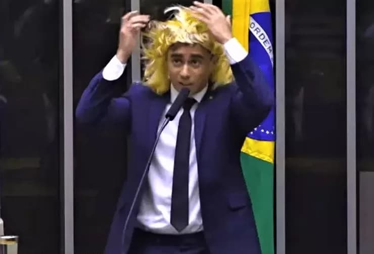 No Dia da Mulher, deputado coloca peruca e faz discurso considerado transfóbico