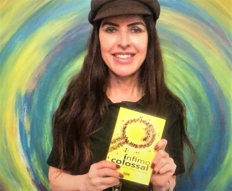Renata Regis Florisbelo, colunista do BNT, lança livro “Ínfimo Colossal” neste sábado (18)