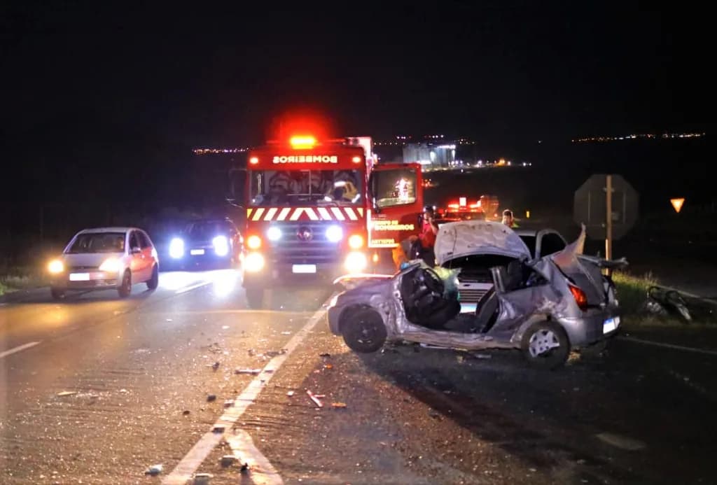 Carro bate em traseira de caminhão, invade pista contrária e atinge dois veículos na PR-151